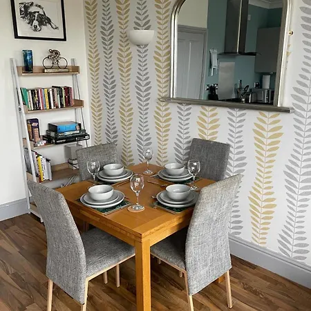 Delightful Airy In Leafy St Andrews Apartment Bristol
